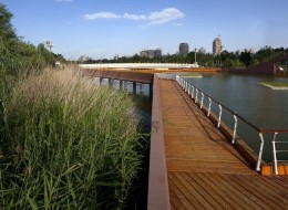 Park wodny położony jest w północno-wschodniej części dzielnicy Yinchuan nad rzeką Aiyi. Zaprojektowany został w 2012 roku przez firmę BLVD International, a zrealizowany w 2013 roku. Obszar przylega do nowej części miasta oferując dogodny dostęp do pięknego nabrzeża. 