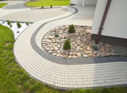 Kontrast to niezwykłe narzędzie, które w rękach sprawnego architekta pozwala stworzyć przyciągające uwagę projekty, ale i odwrócić uwagę od elementów kompozycji, których nie da się ukryć. Korzystają z niego chętnie projektanci krajobrazu, realizując wizje właścicieli o nieszablonowych rozwiązaniach wokół domu. W czym tkwi siła kontrastowych rozwiązań w ogrodzie?