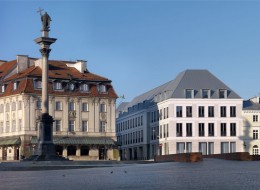 Biurowiec Plac Zamkowy – Business with Heritage łączy tradycję z nowoczesnością, umiejętnie chowając współczesne rozwiązania techniczne za nawiązującą do otoczenia fasadą. Odpowiednio dobrane przeszklenia marki Pilkington doskonale wpisują się w prestiżową realizację estetyką i funkcjonalnością.