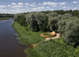 Ścieżka oraz taras widokowy nad rzeką Gauja na Łotwie to doskonały przykład tego, jak kameralna architektura może wpisać się w naturalny krajobraz. 