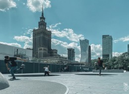 Skwer Aktywności Miejskich przy Pałacu Kultury i Nauki to wielofunkcyjna przestrzeń publiczna zachęcająca do rekreacji i wypoczynku. Sprawdź.