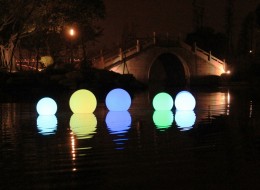 Początkowo oświetlenie było tylko naturalną grą światła i cieni. Późniejsze wprowadzenie lampionów, pochodni oraz lamp oliwnych, a w końcu także oświetlenia elektrycznego, poszerzyło możliwości kształtowania przestrzeni ogrodowych.