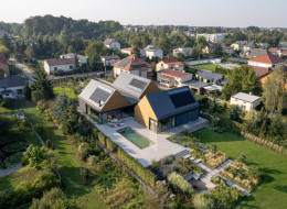 Wąska parcela stała się punktem wyjścia do stworzenia wieloetapowego ogrodu, który łączy funkcje wypoczynkowe z rozwiązaniami opartymi na naturalnych procesach krajobrazowych