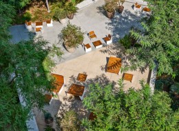 Projekt South Park Commons w centrum Los Angeles zakładał utworzenie osobistej przestrzeni w samym sercu wielkiego miasta, przy maksymalnym wykorzystaniu natury i zieleni. Ten niewielki obszar łączy się także z ideą parku kieszonkowego w centrum miasta – miejsca, w którym każdy może odnaleźć miejsce na wytchnienie.