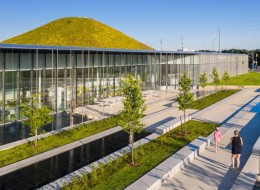Płaski dach budynku w kanadyjskim mieście Toronto urozmaiciło zielone wzgórze. To zielony dach w formie świetlika przykrywający gmach publicznej biblioteki