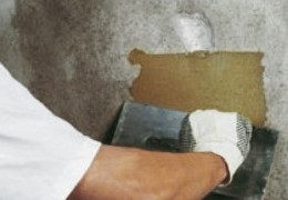 Balkony i tarasy są w dzisiaj swoistym przedłużeniem mieszkania czy domu. Często właściciele urządzają na nich niewielkie ogrody i aranżują przestrzeń przy pomocy mebli, które mają służyć spędzaniu wolnego czasu na świeżym powietrzu.