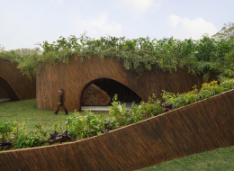 W sercu ogrodów Sunder Nursery w Nowym Delhi powstała niezwykła instalacja architektoniczna, która łączy współczesne projektowanie z tradycyjnym rzemiosłem.