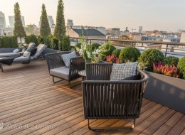 W centrum Warszawy powstał nowoczesny taras miejski autorstwa pracowni Zieleń Bez Granic – Pracownia Architektury Krajobrazu, który jest przestrzenią intymną i przytulną, z różnorodną roślinnością i ciekawą małą architekturą.Sprawdź.