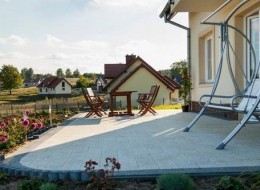 Tarasy wentylowane to stosunkowo nowa technologia, która pojawiła się kilka lat temu i bardzo szybkim tempie zadomowiła się na rodzimym rynku. Ten stan rzeczy warunkuje kilka głównych powodów. Przede wszystkim to prostota konstrukcji i łatwość jej dopasowania do podłoża.