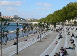 Wschodni brzeg rzeki w Lyonie we Francji poddano generalnej transformacji, która przekształciła dawne porty i parkingi samochodowe w piękną przestrzeń publiczną otwartą dla mieszkańców miasta. Umożliwia rekreację, relaks, spotkania towarzyskie oraz promuje transport publiczny. Głównym celem było przywrócenie rzeki mieszkańcom i miastu. 