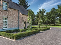 Budując dom musimy pamiętać o aranżacji jego otoczenia. Zobacz kostkę brukowa na każdą pogodę od firmy Vandersanden.