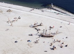 Najmłodsi mieszkańcy oraz turyści odwiedzający nadbałtycką niemiecką Lubekę mogą skorzystać z pirackiego placu zabaw, który powstał na skrzyżowaniu promenad, bezpośrednio na plaży. Tematycznie powiązana z morzem i historią atrakcja zaprojektowana została w lokalnej pracowni architektonicznej TGP Landschaftsarchitekten, która ma na swoim koncie inną realizację tego typu – plac zabaw o tematyce wikingów.