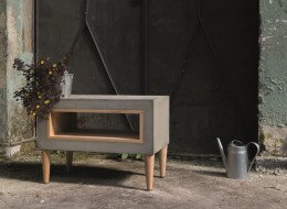 Designerski stolik z betonu architektonicznego uprzyjemni letnie chwile spędzone na tarasie, a zimą świetnie sprawdzi się w salonie. Specjalna technika natryskowa sprawia, że mebel jest lżejszy niż mogłoby się wydawać, co umożliwia jego swobodne przenoszenie.