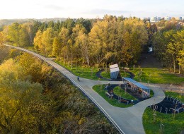 Wraz z rozwojem i popularyzacją turystyki rowerowej powstają coraz to nowe inicjatywy i projekty, mające na celu nie tylko stworzenie nowych ścieżek rowerowych, ale również przywrócenie ruchu na zapomnianych i niepełniących już swojej pierwotnej funkcji terenach. Przykładem tego typu działania jest Żelazny Szlak Rowerowy, z którym związana jest budowa ścieżek rowerowych w dawnych ciągach kolejowych po polskiej i czeskiej stronie granicy, na terenie gmin Godów, Jastrzębie-Zdrój i Zebrzydowice oraz czeskiej Karwiny i Piotrowic. Za projekt odpowiedzialne jest ARCHiTEKT studio projektowe.