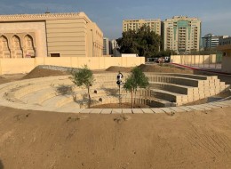 Instalacja w Emiratach Arabskich od Cooking Sections i AKT II - nowoczesny projekt ogrodu bez wody. Sprawdź.