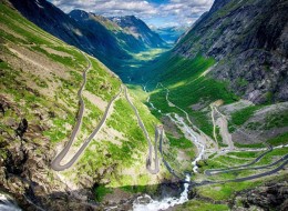 Narodowy Szlak Turystyczny Geiranger- Trollstigen znajduje się w zachodniej części Norwegii: rozciąga się na długości 106 km między jeziorem Langvatnet w Strynefjell, a mostem Sogge w Romsdal. To niezwykle popularny kierunek turystyczny, odwiedzany każdego lata przez kilkanaście tysięcy osób.