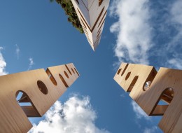 Na festiwalu designu Bengaluru By Design w Indiach nie zabrakło polskiego akcentu. Był nim nietuzinkowy projekt Taburete Tower autorstwa Jakuba Szczęsnego z pracowni SZCZ