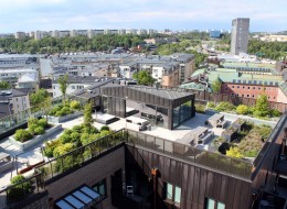 Jeden z bloków mieszkalnych w sztokholmskiej dzielnicy Kungsholmen zyskał nową, zieloną przestrzeń zlokalizowaną na jego dachu. Zielony dach na budynku Etaget stał się charakterystycznym dodatkiem do okolicy i dał mieszkańcom nową strefę do wypoczynku i rekreacji. Projekt został opracowany przez szwedzkie studio Urbio, które w swoich założeniach  skupia się przede wszystkim na stworzeniu silniejszej więzi pomiędzy ludźmi a naturą.