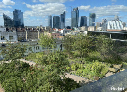 Varso Place to położone w sercu Warszawy nowoczesne centrum biznesowe, w którego skład wchodzi także przestrzeń publiczna – swobodnie mogą z niej korzystać nie tylko pracownicy i goście, ale również i mieszkańcy stolicy. W trzech budynkach znajdują się biura, hotel, restauracje oraz lokale usługowe. Każda strefa kompleksu Varso Place, zarówno ta na zewnątrz jak i wewnątrz budynku, zyskała nową jakość dzięki nasadzeniom wykonanym przez studio Hadart. Nowa zielona aranżacja pojawiła się także na tarasie widokowym znajdującym na 49 piętrze, który jest jednym z najwyżej położonych zielonych tarasów w Europie.