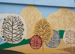 Inspirowany skandynawską estetyką i filozofią hygge mural pojawił się na gdańskim osiedlu Vialo. Autorem przyjemnego dla oka, wpisującego się w kameralną architekturę projektu jest studio IDEAMO