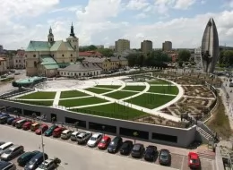 Znaczącą częścią inwestycji ogrodowej jest parking podziemny oraz wiata przystankowa dla turystów i podróżujących. Ozdobne ogrody zostały otwarte równocześnie z nowym centrum religijno-kulturowym. 