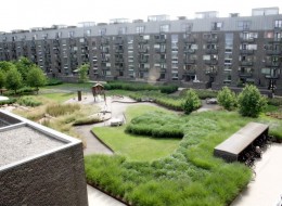 Charlotte Garden to ogród powstały na terenie dawnej fabryki w Kopenhadze. Niegdyś był to zakład produkujący aluminium, obecnie został zastąpiony nowoczesnym kompleksem mieszkaniowym z 178 apartamentami. Ogród stanowi wypełnienie przestrzeni wewnątrz zabudowy i jest oglądany z wyższych kondygnacji. 