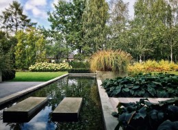 Wielu z nas lubi nowoczesne projekty ogrodów, szczególnie gdy stanowią one tło dla minimalistycznych brył budynków. Takim właśnie jest zaprojektowany w ubiegłym roku nowoczesny ogród z elementem wodnym.