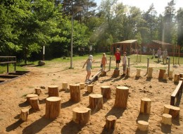 Natura daje dużo możliwości kreatywnego korzystania z otoczenia. Uczy dzieci postrzegać i szanować przyrodę.