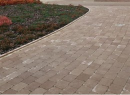 Betonowe kostki brukowe są cenione ze względu na trwałość i odporność na warunki atmosferyczne. Warto jednak pamiętać, że powstają one z naturalnych surowców, co ma wpływ na ich niepowtarzalność. Różnice w kolorze, biały nalot na powierzchni czy wypływki to tylko niektóre cechy kostek, które często uznawane są za ich wadę. Specjalista firmy Libet rozwiewa mity na temat wyrobów betonowych i wyjaśnia ich specyfikę. 