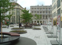 Przebudowa ulicy Kuźniczej we Wrocławiu bardzo przypomina sposób aranżowania przestrzeni londyńskich deptaków. Autorka projektu Anna Kościuch z firmy Archikon przyznaje, iż inspirowała się angielskimi rozwiązaniami stosowanych w przestrzeniach publicznych.