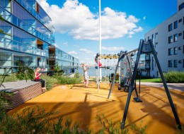Zbiorowa inteligencja oraz zorientowane na rozwój społeczeństwa stanowią coraz większe wyzwanie dla współczesnej urbanistyki. Mieszkańcy oczekują od miast już nie tylko różnorodnych opcji mieszkaniowych, ale także zielonych przestrzeni oraz funkcjonalnych i ekologicznych rozwiązań. Filozofia ta jest szczególnie bliska fińskiemu budownictwu, która dzięki YIT ma teraz szansę rozwinąć sie również w Polsce. 