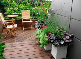 Projekt lasu na tarasie to dzieło Danuty i Witolda Młoźniaków z firmy Gardenarium. Zaprojektowany pejzaż mieści się na 70 m2 powierzchni na Warszawskich Kabatach w sąsiedztwie minimalistycznego mieszkania i malowniczego otoczenia.