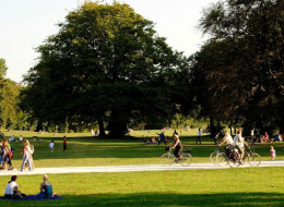Warszawskie Bielany zyskają nowy park linearny, którego otwarcie planowane jest w wakacje. Zarząd Zieleni Miejskiej m.st. Warszawy w ramach przetargu wyłonił wykonawcę prac, którym będzie firma Biosfera. Koszt inwestycji wyniesie ok. 1,8 mln zł. Wykonawca oprócz określonego czasu na zakończenie prac będzie również przez trzy lata odpowiedzialny za pielęgnację terenu. Park linearny na Bielanach, o długości dwóch kilometrów, stanowić będzie nowe miejsce rekreacji i wypoczynku wśród zieleni dla mieszkańców stolicy, a przede wszystkim Bielan i okolic.