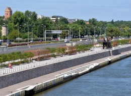 Bulwary nadwiślańskie początkowo miały zostać oddane w lipcu ubiegłego roku. Termin został przesunięty z powodu zbyt wysokiego stanu wody. Koszt całej inwestycji został oszacowany na około 120 mln zł. 