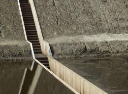 The West Brabant Water Line to seria umocnień wodnych  w południowo-zachodniej Holandii. Ich budowę zainicjował Maurice of Nassau na początku XVII wieku, a dzieło dokończył jego przyrodni brat Frederick Henry. Na początku osiemdziesięcioletniej wojny o niepodległość przeciwko Hiszpanii Holendrzy zdali sobie sprawę, że niżej położone obszary zalewowe tworzą doskonałą ochronę przed wojskami wroga. Zbudowane twierdze, a nawet miasta powstałe na uwodnionych terenach pełniły funkcję obronną. W XIX wieku kompleks został zaniedbany i stał się imponującą ruiną. 