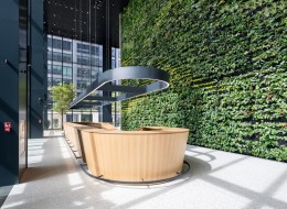 Niecodzienna realizacja - 15-metrowa zielona ściana powstała w lobby Generation Park Y.