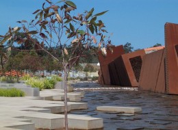 Australijski ogród w The Royal Botanical Gardens w Cranbourne został wyróżniony prestiżowym tytułem World Architecture Festival na najlepszy krajobrazowy projekt 2013 roku. Założony na piasku po kamieniołomach przekształcił się w ogrodową perłę Australii. Ogród w otwartym krajobrazie tworzy niesamowicie bujną ostoję dla odwiedzających.  