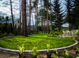 Pracownia Architektury Krajobrazu Jardin, zaprojektowała ogród leśny z elementami rustykalnymi. Przestrzeń ma powierzchnię 1120 m² i położona jest nad Bugiem. Ciekawe zadanie stanowiło wykorzystanie znajdującego się na działce lasu sosnowego. 
