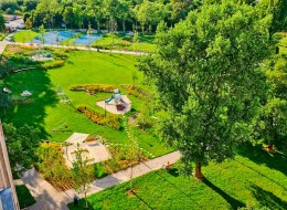 Krakowskie dzielnice stawiają na rozwój parków kieszonkowych. Powstają one w miejscach do tej pory niezagospodarowanych lub już istniejących, ale wymagających rewitalizacji. Tak było w przypadku terenu znajdującego się w dzielnicy Prądnik Czerwony, a dokładnie przy ul. Gnieźnieńskiej i Marii Jaremy. Na istniejącym już terenie powstał trawiasty park kieszonkowy, który zupełnie zmienił oblicze okolicy. Za jego powstanie odpowiadają pracownicy z krakowskiego Zarządu Zieleni Miejskiej.