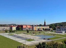 W wielu miejscach w Polsce istnieją nadal tereny, które niegdyś należały do Państwowego Gospodarstwa Rolnego. W Radzionkowie, na obszarze po byłym PGR, powstał nowy rynek o powierzchni ok. 1,6 ha. Cały projekt podzielony został na dwa etapy – jeden zakładał utworzenie nowego rynku (i został zrealizowany), a drugi, na razie będący w fazie planów, wybudowanie wokół placu lokali mieszkalno-usługowych wyglądem nawiązujących do zabudowań Górnego Śląska.