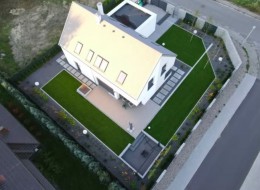 Minimalistyczne ogrody są popularne na osiedlach domów jednorodzinnych, których zabudowa jest nowoczesna i jednorodna. Wpasowują się w jej klimat i nie wymagają zbyt dużego nakładu pracy ze strony właścicieli posesji. Ilość nasadzeń bywa ograniczona do minimum, a sporą część powierzchni zajmuje trawnik, często służący rekreacji. Projekt jednego z minimalistycznych ogrodów w Toruniu został stworzony przez architektów z biura GRAS Ogrody z Nowej Chełmży.