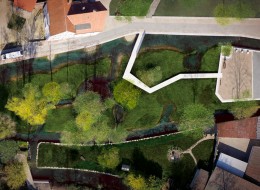 Pader jest najkrótszą rzeką Niemiec, liczącą zaledwie cztery kilometry długości i stanowiącą lewy dopływ rzeki Lippe. W centrum miasta Paderborn, któremu rzeka zawdzięcza też swoją nazwę, znajdują się jej źródliska, a obszar ten nosi nazwę Paderquellen. W ostatnich latach podjęto działania związane z renaturyzacją rzeki oraz okolic jej źródła wraz z utworzeniem nowych punktów widokowych. Za projekt odpowiada hamburskie studio WES LandschaftsArchitektur.