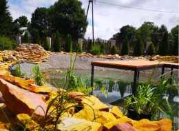 Właściciele prywatnych działek mają pełną swobodę w planowaniu zagospodarowania swojej przestrzeni. Niezależnie od tego, czy posiadają dużą, czy niewielką posesję, mogą pokusić się o założenie oczka wodnego. Oczko wodne w ogrodzie pełni nie tylko funkcję estetyczną, stwarza też warunki życia niewielkim, wodnolubnym organizmom oraz pozwala na zasadzenie ciekawych gatunków roślin. Są to jednak nie tylko korzyści, ale i wyzwania: kluczowa jest szczelność podłoża, która zapewni stałą obecność wody. Jeśli zbiornik jest bezprzepływowy, należy dbać o jakość i czystość znajdującej się w nim wody. Przy większych oczkach wodnych mogą także powstać pomosty, tak jak przy realizacji wykonanej przez Biuro Projektowe Moniki Magoń.