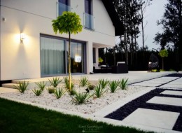 Kaskadowo ułożone zabudowania włoskiego Półwyspu Sorretyńskiego stały się inspiracją dla projektu Amalfi autorstwa studia Merranti Design. Projektu ogrodu Amalfi zrealizowany został w okolicach Olsztyna, a jego głównymi założeniami było stworzenie minimalistycznej i nowoczesnej przestrzeni, pełnej prostych linii i kształtów. Zamierzona surowość dodatkowo została podkreślona przez zastosowanie sporej ilości bieli.