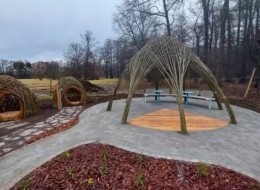 Zlokalizowany na wrocławskim osiedlu Księże Park Wschodni wzbogacił się o naturalny plac zabaw, współgrający z jedną z najbardziej dzikich parkowych przestrzeni stolicy Dolnego Śląska. Za projekt naturalnego placu zabaw odpowiada lokalna pracownia IKROPKA, specjalizująca się zarówno w architekturze krajobrazu, jak i dendrologii. Nowa przestrzeń została zrealizowana na zlecenie wrocławskiego Zarządu Zieleni Miejskiej.