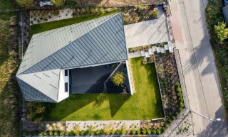 ogród domu asymetrycznego Tarnowskie Góry - Polska Architektura XXL 2019 woj. Śląskie