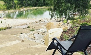 Ogród na skarpie ze stawem kąpielowym