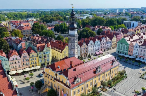 Bolesławiec stawia na lokalną tożsamość. Jak ceramiczne detale odmieniły serce miasta?