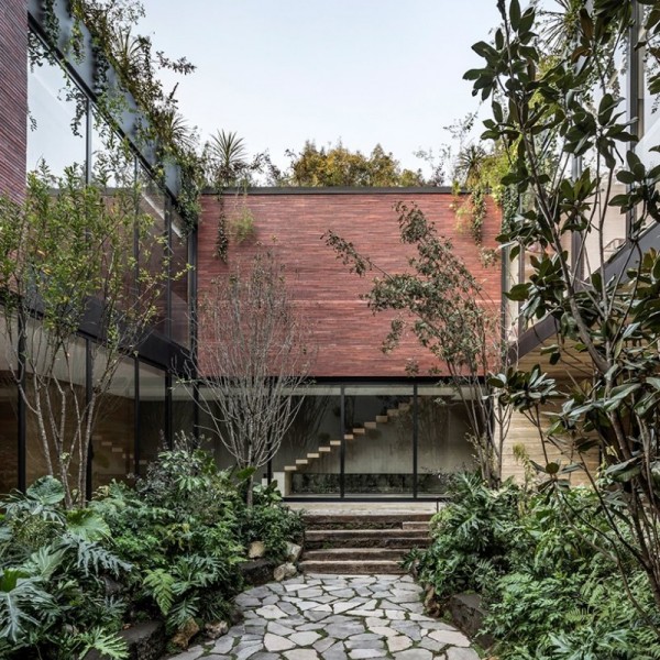 Zielone patio wewnątrz meksykańskiego domu - Ogrody w różnych