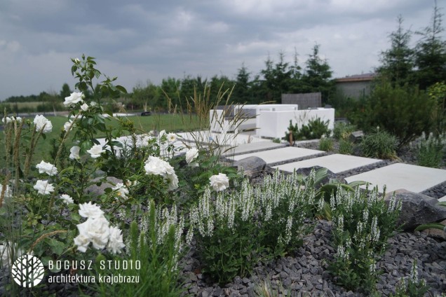 Ogród skąpany w bieli w Pryszczowej Górze